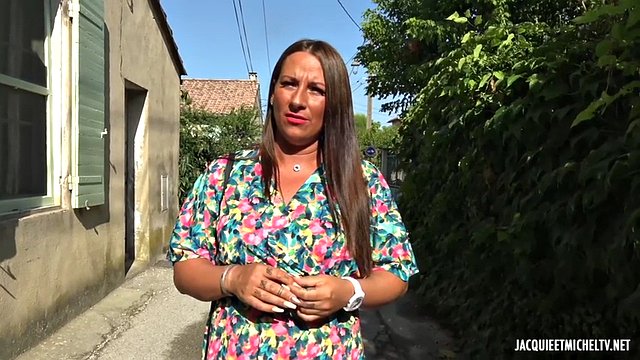 He proposes his wife to a stranger and they fuck