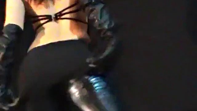 Joliena tanzende Lederhose