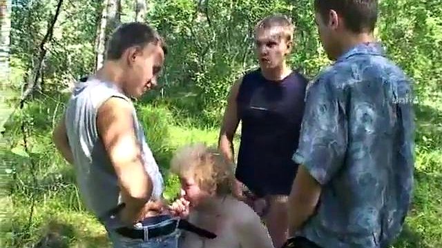 Vovó russa loira fodida na floresta: Boquete, pornografia canina e vaqueira