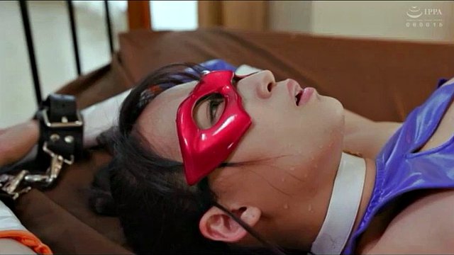 GHKQ_33 Superheroine