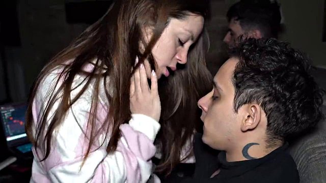 La BBW Luchiibb di Knock Knock Club cavalca la migliore amica dopo il creampie del cornuto grassone