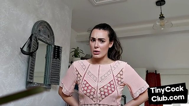 CFNM İngiliz fıstık küçük yarak alay ediyor ve boşalma için yalvarıyor