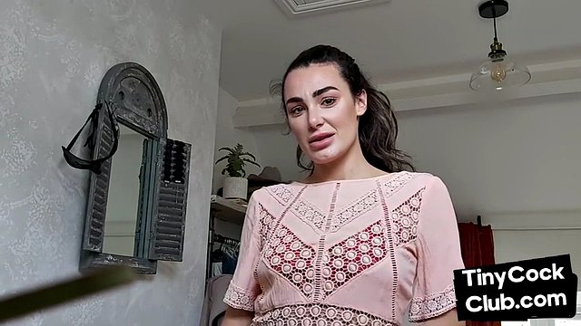 CFNM britisk babe erter liten kuk og ber om cumshot