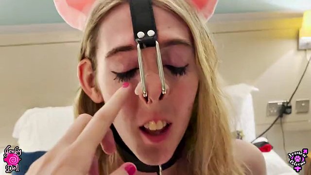 Jessica Bloom padroneggia il suo nuovo maiale giocattolo Jenby Doll