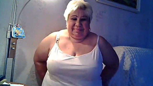 뚱뚱한 할머니는 그녀의 자기를 흥분시키고 그녀의 젖꼭지를 빨고 있습니다. 1부: 큰 가슴, 큰 엉덩이 & Bbw 포르노