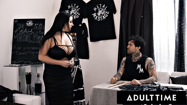 Big-Tits Natural Goth Angela White Drenches Her Phat Ass in Oil Fishnets Before Mounting Small Hands Massive
