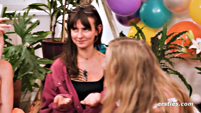 Dare Ring 6some: ブロンドとブルネットの女の子がからかうようにストリップして、激しくお互いを舐め合って、テ