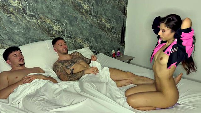 ¡Gemelo blanco follado por dos pollas grandes al mismo tiempo!