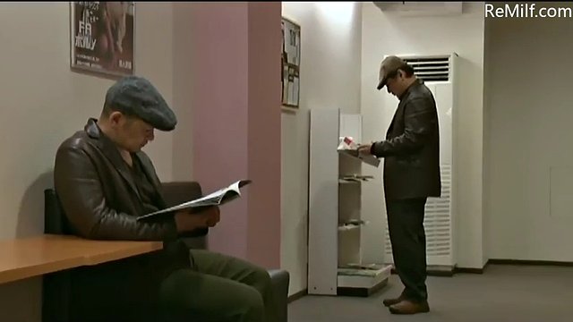 asiatische japanische milf zog ihr höschen vor fremden außerhalb des kinos aus