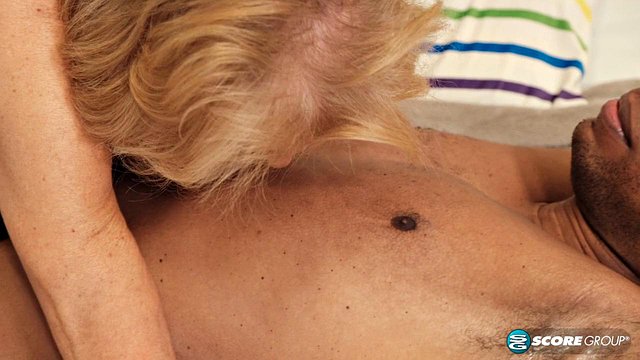 Desiree Eden'in 77 Yaşındaki Amcığı Katalyn Hoffner'ın Massive'i Tarafından Mahvoldu