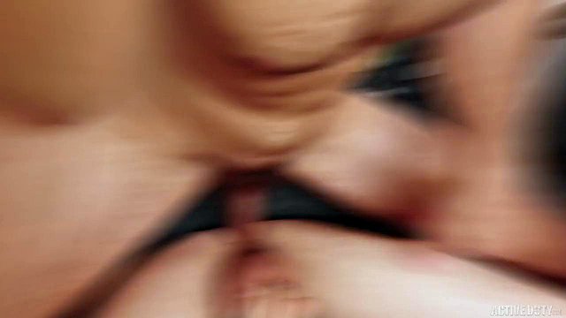 Sargento David Skylar bate em Thin Merrill Patterson em posições BDSM
