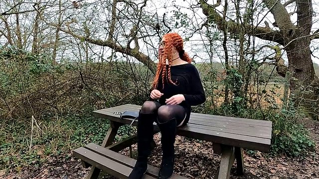 Garota trans ruiva mostra a bunda