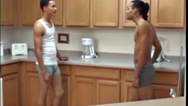 Il houseboy Chulo Garcia si inginocchia e inizia a succhiare il cazzo del suo capo. Poi Pepe Felipe succhia il cazzo duro di Chulo. Chulo guida il suo capo sul divano e inizia a fare un giro sul cazzo enorme di Pepe.