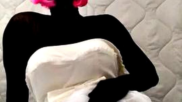 bambola di nylon nera con abito da sposa bianco corto