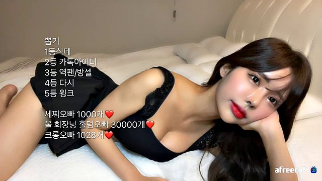 modelo coreana caliente jugando en el dormitorio
