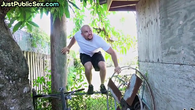 Cute public babe deepthroating be4 riding cock outdoor