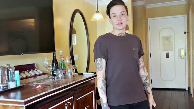 Sensual TS Pussyboy beija e abraça Bae em softcore amador