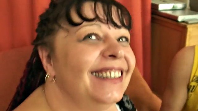 GRANNY FRIENDS - Alla mamma paffuta piace cavalcare e succhiare POV