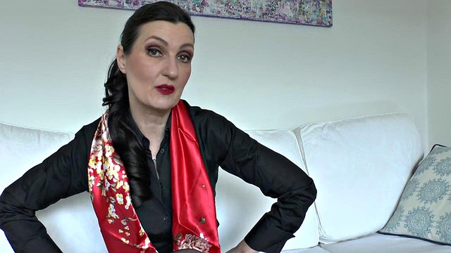 La tía madrastra Lady Victoria Valente entierra su boca alrededor de una enorme polla en lencería de satén roja antes de Frant