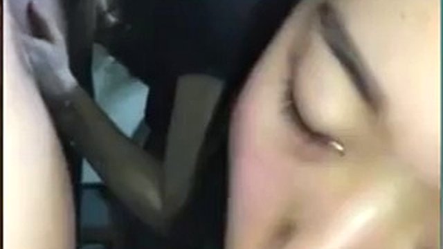 Yi Yuna fa un pompino e si fa scopare la figa alla pecorina