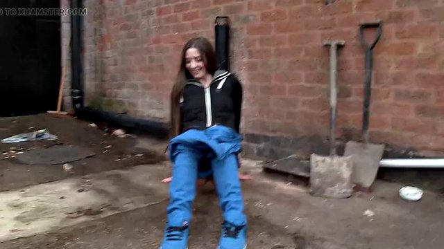 Skinny amateur peeing outdoorsp