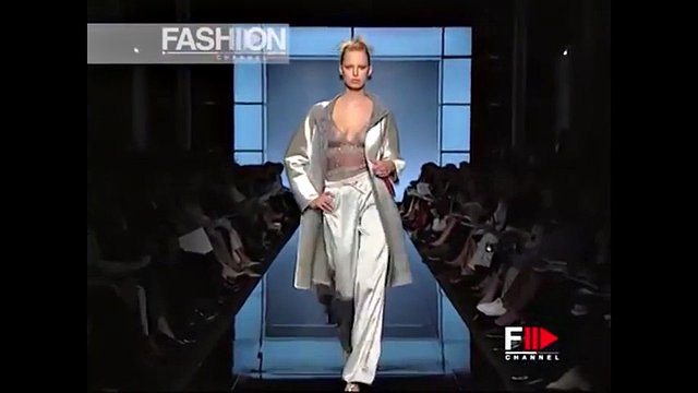 Sfilata di moda in topless-Nudi sulla passerella-Modella NSFW oops