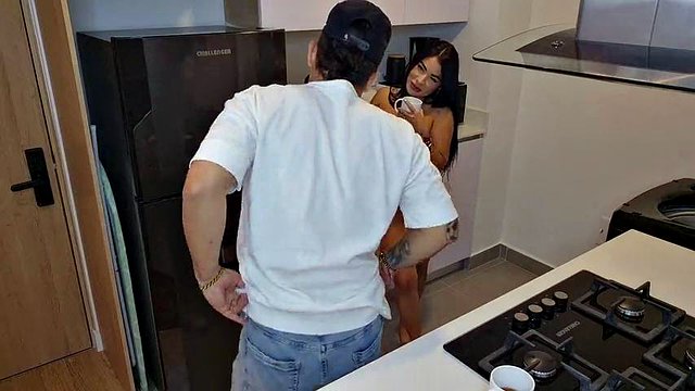 La moglie traditrice geme di piacere con il migliore amico del marito