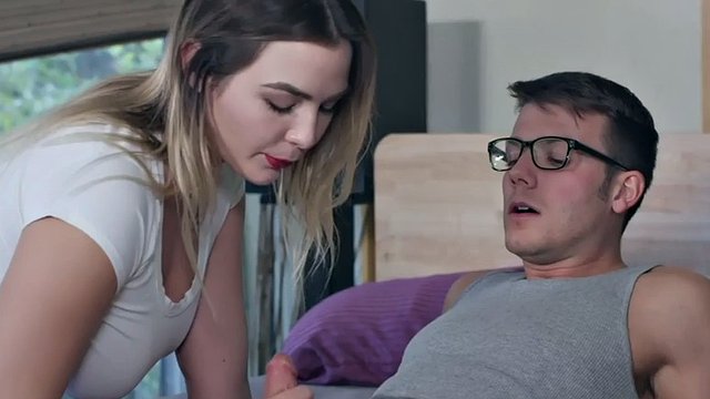 Nymphomanin und MILF-Sekretärin lutschen einen schönen Schwanz in der 69er-Stellung