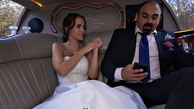 VIP4K. Un passante casuale ha preso una sposa lussuosa in una limousine nuziale