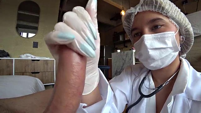 YenniLeon en enfermera cachonda de látex le hace garganta profunda a la polla pulsante de Al Simmons