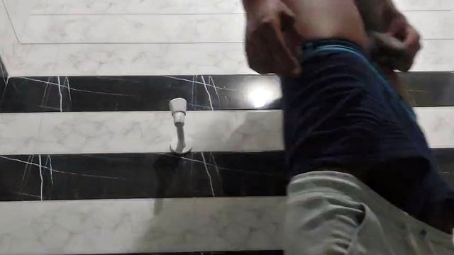 Un uomo sexy con un grosso cazzo video di sesso gay