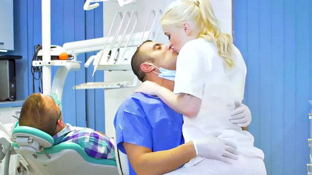 Hemşire ile büyük göt ve şımarık memeler kedi diş hekimi tarafından becerdin