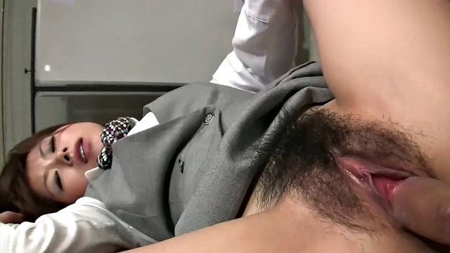 La segretaria giapponese Tsubaki aiuta il capo a rilassarsi con una scopata femdom