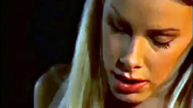 Amber Michaels è una ponygirl perfetta