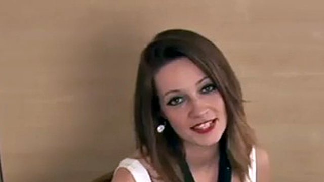 La domina amatoriale CFNM cavalca un uomo nella camera d'albergo fino alla sborrata
