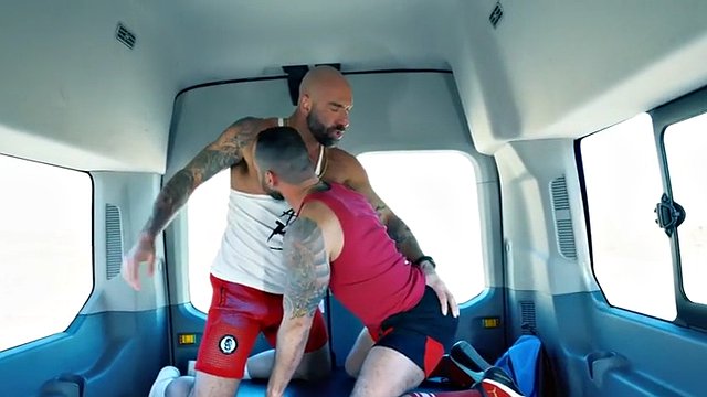 Bunda peluda cerrada e fodida por papai gay tatuado na van