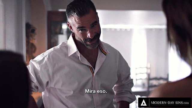 Genç Anny Aurora En Yakın Arkadaşının Tabu Yaşlı Üvey Babasına Ateşli Oral Seks ve El İşi Sunuyor