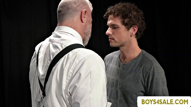 Twink Eyersiz Açık Artırma için Küçük Memeli Gençleri Mağazalandırıyor