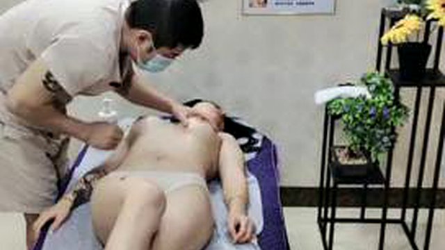 Specjalna usługa masażu erotycznego dla cycatych klientek w centrum odnowy biologicznej: Porn