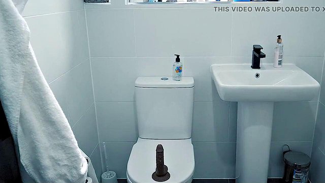 Samantha Flair reitet einen Ebenholzdildo in der Dusche