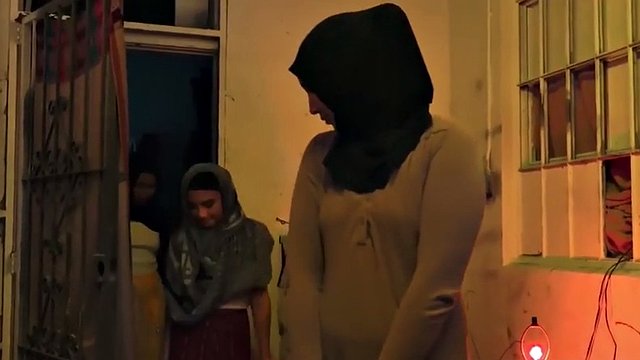 grandi tette pancia araba e ragazza bianca musulmana afgana