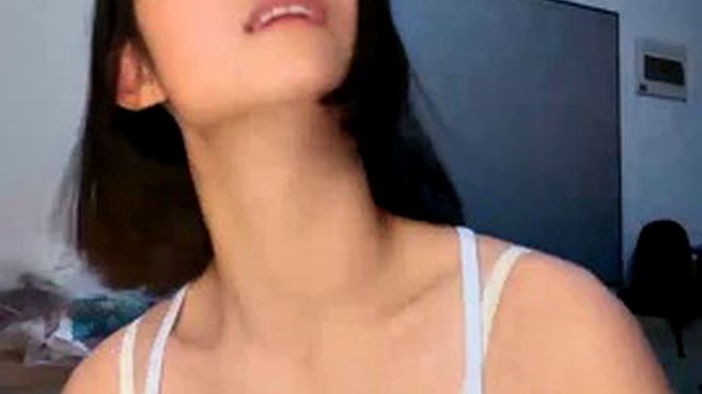 Newcomer! Sister Yu goes into the sea! So coquettish and beautiful ~ [Rabbit Chasing Tortoise], a young woman in jeans, a Chinese live broadcast of Subject 3, dancing well, making people instantly horny! (2)