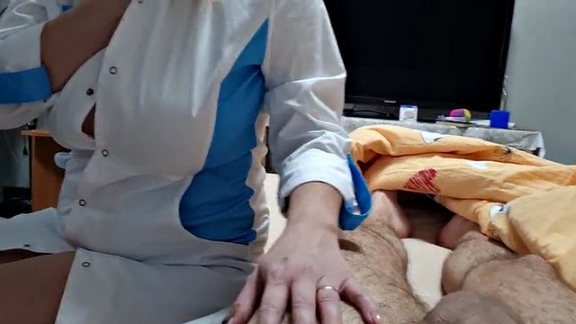 Hotelzimmermädchen ist alarmiert, nachdem sie einen großen Schwanz gesehen hat