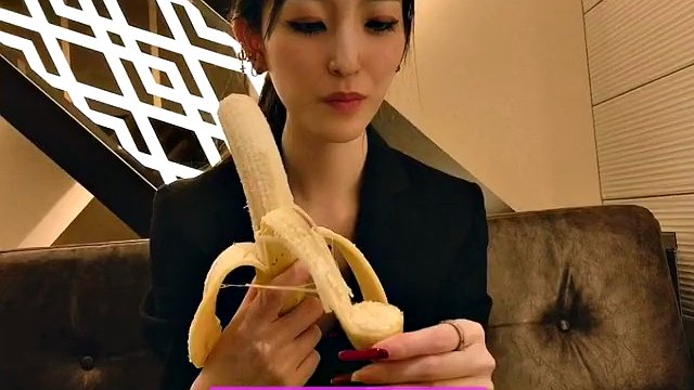 BANANA BLOWJOB to put on the condom! Japanese amateur handjob