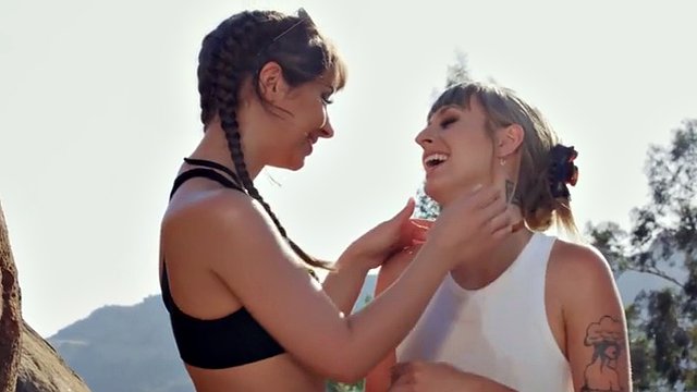 Una lesbica tettona mangiata con la fica e sditalinata all'aperto
