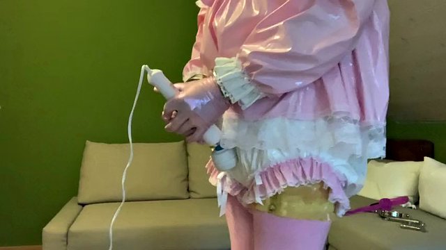 Sissy i bleie med bondage-hette