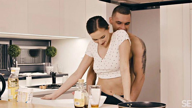 Stacy Cruz erter Maxmilian Dior med brystvortene hennes etter en blowjob