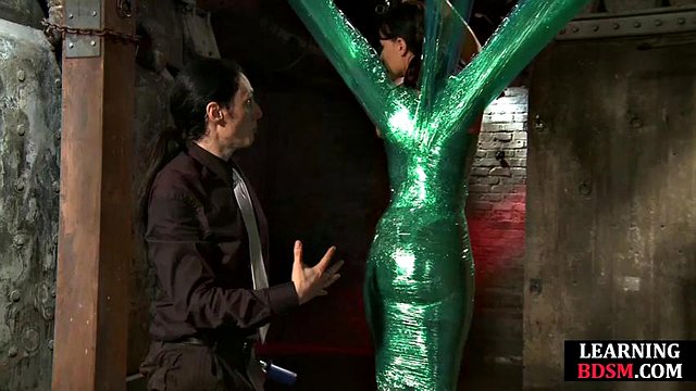 Troia BDSM legata e sditalinata dal maestro