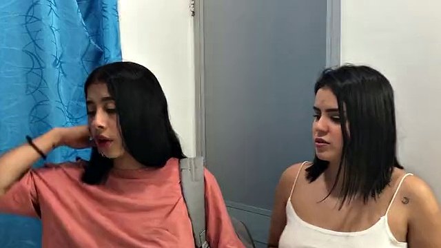 üvey anne bir otel odasında bir yatağı paylaşıyor - üvey kız kardeş katılıyor - üçlü - ispanyolca porno