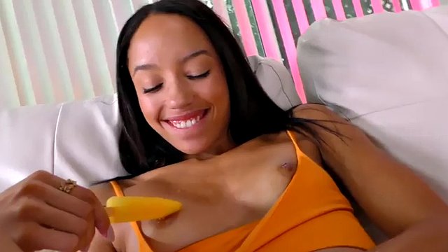 POV Skinny Ebony deepthroat e parla sporco dopo il gelato